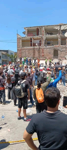 Foto  Franco Coppoli
Calì, Colombia.
Mani e pugni alzati in segno di silenzio, per capire da dove provenissero le voci dei sopravvissuti sepolti sotto le macerie.