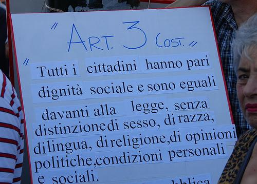 Tutti i cittadini hanno pari dignità sociale e sono eguali davanti alla legge, senza distinzione di sesso, di razza, di lingua, di religione, di opinioni politiche, di condizioni personali e sociali.

È compito della Repubblica rimuovere gli ostacoli di ordine economico e sociale, che, limitando di fatto la libertà e l'eguaglianza dei cittadini, impediscono il pieno sviluppo della persona umana e l'effettiva partecipazione di tutti i lavoratori all'organizzazione politica, economica e sociale del Paese.