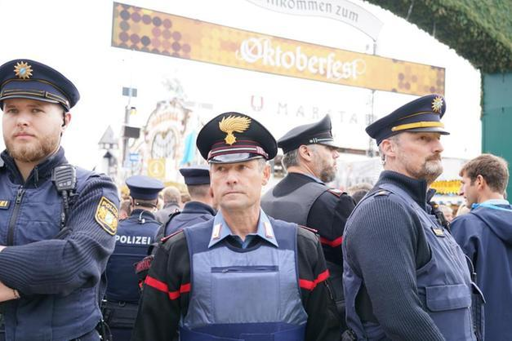 Carabinieri e polizia bavarese insieme all'Octoberfest a Monaco di B.