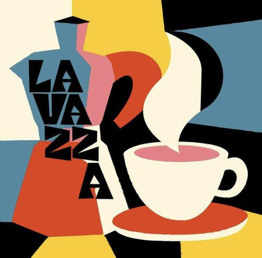 Immagine a forma rettangolare con un design astratto in stile piatto. Sul lato sinistro c'è una brocca rossa scura. Sul lato destro c'è una tazza bianca su un piattino giallo. Un flusso di liquido rosso scuro sta versando dalla brocca nella tazza. Il fondo è composto da forme geometriche bianche, rosse e blu. Sul lato sinistro, in lettere maiuscole nere, si legge il testo: "LA VAZZA".

