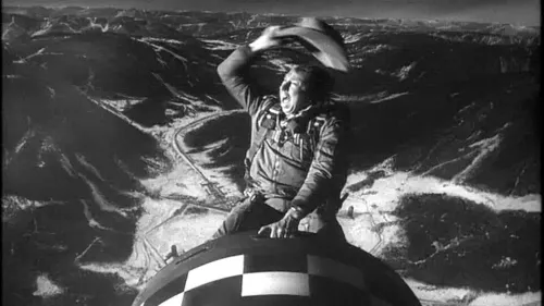 La celebre e iconica scena finale del film satirico e antimilitarista di Stanley Kubrick del 1964, Il dottor Stranamore - Ovvero: come ho imparato a non preoccuparmi e ad amare la bomba, con l'attore Slim Pickens che interpreta il maggiore T.J. "King" Kong, mntre cavalca entusiasticamente una bomba atomica agitando il cappello da cowboy precipitando verso il bersaglio