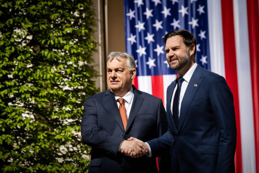 nell'immagine Victor Orban (sinistra) e J.D. Vance. Alle loro spalle la bandiera USA