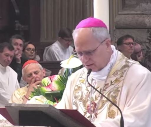 L'allora Monsignor Robert F. #Prevost. Sullo sfondo il Cardinale Matteo #Zuppi